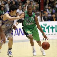 Positive impact: Saitama Broncos guard Kenny Satterfield (right), a former NBA floor leader, is the bj-league\'s top assist man with 7.5 per game. | SAITAMA BRONCOS / BJ-LEAGUE