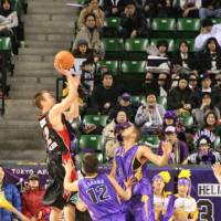 Still got it: Ryukyu Golden Kings forward David Palmer, seen during the 2006-07 bj-league season while playing for the Osaka Evessa, possesses a classic jump shot and remains a potent scorer. | KAZ NAGATSUKA PHOTO
