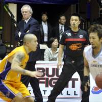 Home sweet home: Apache coach Bob Hill, rear left, watches the action as Tokyo\'s Cohey Aoki defends HeatDevils guard Kohei Mitomo on Thursday. | YOSHIAKI MIURA PHOTO