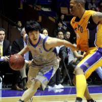 Magic touch: Shimane\'s Takumi Ishizaki drives on Tokyo\'s Kendall Dartez on Saturday. | YOSHIAKI MIURA PHOTO