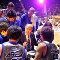 Man in charge: Shimane Susanoo Magic coach Zeljko Pavlicevic (above, center) speaks to his players during the Jan. 8 game against the Tokyo Apache at Yoyogi National Gymnasium No. 2. (Below) Pavlicevic gives instructions to guard Takumi Ishizaki, who will play in the All-Star Game on Jan. 23 in Osaka. | YOSHIAKI MIURA