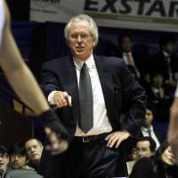 No easy task: Bob Hill, in his first season leading the Tokyo Apache, says it will take time to get acclimated to the strengths and weaknesses of his players and the bj-league\'s other 15 teams. | YOSHIAKI MIURA PHOTO
