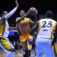 War cry: Tokyo\'s Michael Chappell goes up to the basket against Takamatsu on Tuesday. | YOSHIAKI MIURA PHOTO