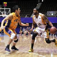 All-Star skills: Takamatsu\'s Rasheed Sparks (13) will participate in the Slam Dunk Contest before the bj-league\'s 2010-11 All-Star Game on Sunday in Osaka, while Tokyo\'s Jumpei Nakama will compete in the 3-Point Shootout. | YOSHIAKI MIURA PHOTO