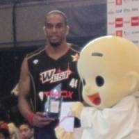 Center of attention: Osaka Evessa star Lynn Washington enjoys the spotlight after winning the 2010-11 bj-league All-Star Game MVP award on Sunday. | ED ODEVEN
