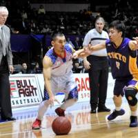 Keeping busy: Tokyo Apache guard Kensuke Tanaka (right), defending Rizing Fukuoka\'s Jun Nakanishi on Jan. 27 at Yoyogi National Gymnasium No. 2, has emerged as a key member of coach Bob Hill\'s backcourt rotation in recent weeks. | YOSHIAKI MIURA PHOTO