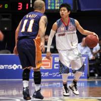 Room for growth: Rizing Fukuoka guard Akitomo Takeno, seen in action against Tokyo Apache All-Star Cohey Aoki on Jan. 27, is one of the league\'s top pure shooters, but can blossom into a bona fide star by improving his defense and physical strength. | YOSHIAKI MIURA PHOTO
