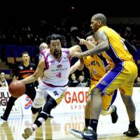 Four to the floor: Akita\'s Makoto Hasegawa drives on the Tokyo defense on Tuesday. | YOSHIAKI MIURA PHOTO