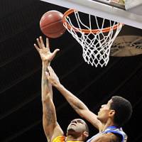 Inside intimidator: Shimane Susanoo Magic center Jeral Davis (right), defending Jeremy Tyler of the Tokyo Apache, leads the bj-league in blocked shots, averaging 3.1 per game. | YOSHIAKI MIURA