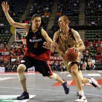 Golden ticket: Ryukyu\'s David Palmer drives against Osaka\'s Tseng Wen-ting in the bj-league Western Conference final on Saturday. The Golden Kings won 82-76. | YOSHIAKI MIURA PHOTO