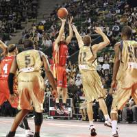 Phoenix from the flames: Hamamatsu\'s Shingo Okada shoots during the Phoenix\'s 82-68 win over the Ryukyu Golden Kings in the bj-league final on Sunday. | YOSHIAKI MIURA