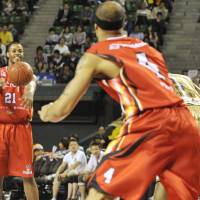 Top dog: Final Four MVP Jeffrey Parmer dishes the ball off during the bj-league final at Ariake Colosseum on Sunday. | YOSHIAKI MIURA