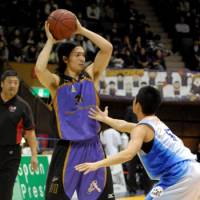 Still on the market: Former Tokyo Apache guard Masashi Joho, who has played in four bj-league championship games, remains unsigned after the Shiga Lakestars released him. | YOSHIAKI MIURA PHOTO