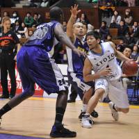 On the move again: Naoto Takushi, seen here with the Kyoto Hannaryz two years ago, is expected to play for his fourth team in four seasons during the 2011-12 campaign. | YOSHIAKI MIURA PHOTO