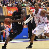 Opening setback: B-Corsairs guard Marcus Simmons drives to the basket during the team\'s inaugural game against the Phoenix on Saturday in Yokohama. The Phoenix won 63-62. | YOSHIAKI MIURA PHOTO