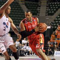 Room for improvement: Jeffrey Parmer (right), the 2010-11 regular-season MVP, and the reigning champion Hamamatsu Higashimikawa Phoenix are 5-5 under new coach Ryuji Kawai and have plenty to work on in the long season. | YOSHIAKI MIURA