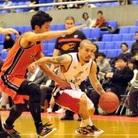 Coming through: Cohey Aoki of the Osaka Evessa attacks the Chiba Jets defense on Thursday night. | YOSHIAKI MIURA PHOTO