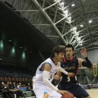 Steady play: Shiga Lakestars guard Yu Okada (left), seen driving on Yokohama B-Corsairs guard Masayuki Kabaya on Dec. 16, has helped his club win six of its 10 road games. | KAZ NAGATSUKA PHOTO