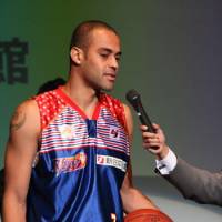 Point producer: Shimane\'s All-Star forward Michael Parker, seen here when he played for Fukuoka, leads the bj-league in scoring this season with an average of 23.5 points per game. | KAZ NAGATSUKA