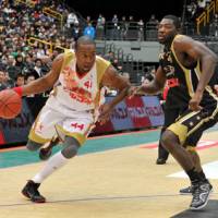 Go for it: Lynn Washington goes on the attack during the bj-league All-Star Game in Saitama on Sunday. | YOSHIAKI MIURA