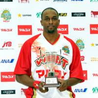 Top choice: Lynn Washington holds the trophy for the bj-league All-Star Game MVP in Saitama on Sunday. | YOSHIAKI MIURA