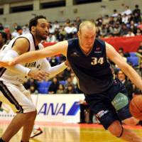 Ultimate Warrior: Shinshu\'s Tyler Hughes drives to the basket during the Brave Warriors\' 82-72 win over the Jets on Sunday in Urayasu, Chiba. | YOSHIAKI MIURA