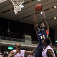 Higher and higher: Yokohama\'s Justin Burrell (24), seen here in a file photo, scored 12 points and grabbed seven rebounds in Friday\'s 87-65 loss to the Hannaryz. | YOSHIAKI MIURA