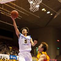 Being aggressive: Shiga Lakestars point guard Shinya Ogawa (5) drives to the basket against the Sendai 89ers on Saturday at Sendai City Gymnasium. Shiga defeated Sendai 80-61. | DOMINIKA FITZGERALD