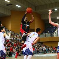Finished: Former NBA guard Kenny Satterfield, seen here playing with Osaka last year, has left the Saitama Broncos after a season of discontent with the team. | OSAKA EVESSA