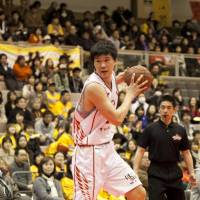 Versatile: Atsuya Ota, center for the Hamamatsu Higashimikawa Phoenix, is coming into his own as a pivotman. He is the lone bj-league player on the Japan national team. | DOMINIKA FITZGERALD