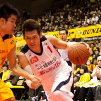Drive time: Big Bulls guard Makoto Sawaguchi (1) attempts to get past 89ers forward Takuya Komoda in Saturday\'s bj-league game in Sendai. Iwate defeated Sendai 80-72. | DOMINIKA FITZGERALD