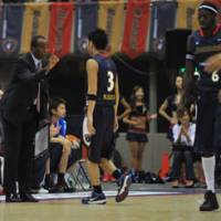 Winning touch: Yokohama B-Corsairs coach Reggie Geary and captain Masayuki Kabaya have guided the bj-league team to a playoff berth in its first season. | YOSHIAKI MIURA