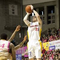 Down to the wire: Sendai\'s Dan Fitzgerald puts up a jumper against Akita in the opening game of their Eastern Conference first-round playoff series on Saturday. | DOMINIKA FITZGERALD