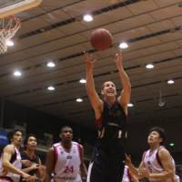 I got it: B-Corsairs center Chas McFarland tries to grab a rebound during Thursday\'s bj-league Eastern Conference Semifinal game against the Akita Northern Happinets. | KAZ NAGATSUKA