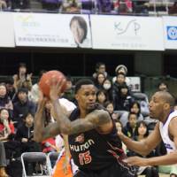 Pivotal: Mike Bell is the Osaka Evessa\'s leading scorer this season and will be counted on to step up against Kyoto in this weekend\'s playoff series in the absence of Lynn Washington. | HIROKO IWASA