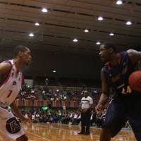 Decisions, decisions: Yokohama\'s Justin Burrell sizes up the competition during Game 1 on Thursday. | KAZ NAGATSUKA