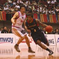 Storming the lane: Yokohama\'s Draelon Burns drives on Akita\'s Kazuhiro Shoji in Game 1 of their Eastern Conference playoff series on Thursday night at Yokohama Cultural Gymnasium. Yokohama won the series 2-1. | KAZ NAGATSUKA