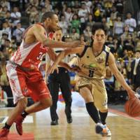 Gold standard: Ryukyu\'s Tsubasa Yonamine dribbles the ball as Hamamatsu\'s Wayne Arnold defends during the bj-league championship game at Ariake Colosseum on Sunday. | YOSHIAKI MIURA