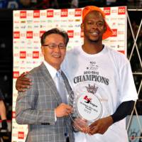 Top dog: Ryukyu\'s Anthony McHenry accepts his MVP award from bj-league commissioner Toshimitsu Kawachi after Sunday\'s win over the Phoenix. | YOSHIAKI MIURA