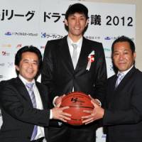 Ready for action: Tokyo Cinq Reves center Akihito Inoue (center), the second overall pick in Tuesday\'s bj-league draft, will provide leadership for coach Motofumi Aoki (right) and CEO Hiroyuki Harashima\'s club in its inaugural season in 2012-13. | YOSHIAKI MIURA