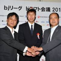 Laying the foundation: Gunma Crane Thunders forward Noriyuki Sugasawa (center), picked No.1 overall in Tuesday\'s bj-league draft, will be a major piece of the puzzle for coach Tadashi Hayashi (right) and general manager Yasufumi Tanabe\'s club next season. | YOSHIAKI MIURA
