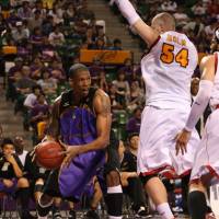 Changing places again: Center Julius Ashby, seen here with the Tokyo Apache in 2010, will suit up for the Rizing Fukuoka, his fifth bj-league team, this season. | KAZ NAGATSUKA