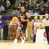 Truth revealed: Former Osaka Evessa forward Lynn Washington, a two-time bj-league MVP, says team officials forced him to retire last season and the league won\'t let him play now. | KAZ NAGATSUKA