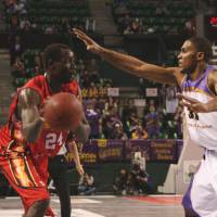 Back for more: Ex-Tokyo Apache forward Dameion Baker (right), seen against Hamamatsu in 2009, is returning to the bj-league after a three-season absence. | KAZ NAGATSUKA