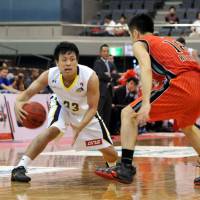 Solid effort: Tokyo Cinq Reves guard Hirohisa Takada (left), seen facing the Chiba Jets on Oct. 14, scored 18 points in Friday night\'s bj-league game in Chuo Ward, Tokyo, against the Toyama Grouses. Toyama beat Tokyo 86-81. | YOSHIAKI MIURA