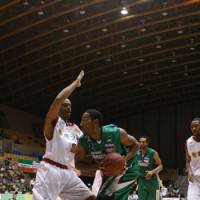 Vocal leader: Power forward Reggie Warren, seen here playing for the Saitama Broncos during the 2008-09 season, is one of the top newcomers for the Rizing Fukuoka. | KAZ NAGATSUKA
