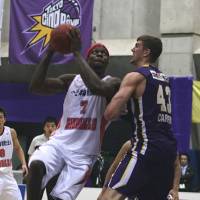 Key performer: Iwate forward Reggie Okosa (7), seen in action in the series opener against host Tokyo on Saturday, scored a team-high 24 points on Sunday. The Big Bulls defeated the Cinq Reves 78-69. | KAZ NAGATSUKA