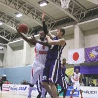 Inside presence: Tokyo Cinq Reves center Jared Carter (right) is one of the bj-league\'s top shot blockers. | KAZ NAGATSUKA