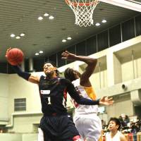 Star of the show: B-Cosairs forward Thomas Kennedy (1), seen in a recent game against the Sendai 89ers, scored 27 points as Yokohama extended its winning streak to eight games by routing the Tokyo Cinq Reves 76-52 on Sunday. | KAZ NAGATSUKA
