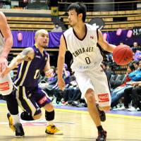 Jet power: Chiba guard Hiroki Sato, seen in action earlier this month against Cohey Aoki and the Tokyo Cinq Reves, lost to the Ryukyu Golden Kings 84-82 on Saturday in their bj-league series opener. | YOSHIAKI MIURA